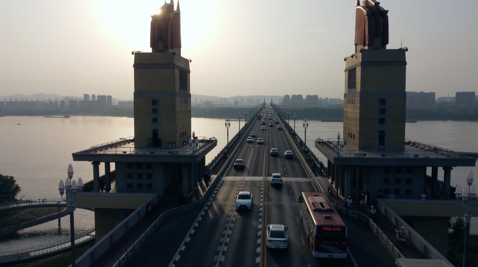 Traffic crossing the Nanjing Yangtze River Bridge