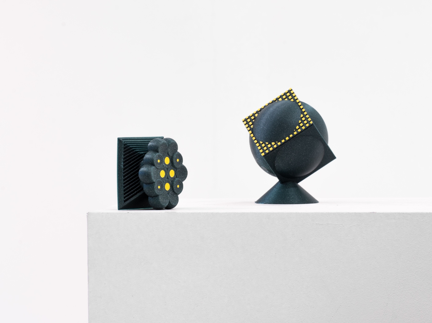 Pulse clock and frequency comber displayed together