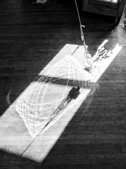 Pendulum drawing wave patterns in a beam of light