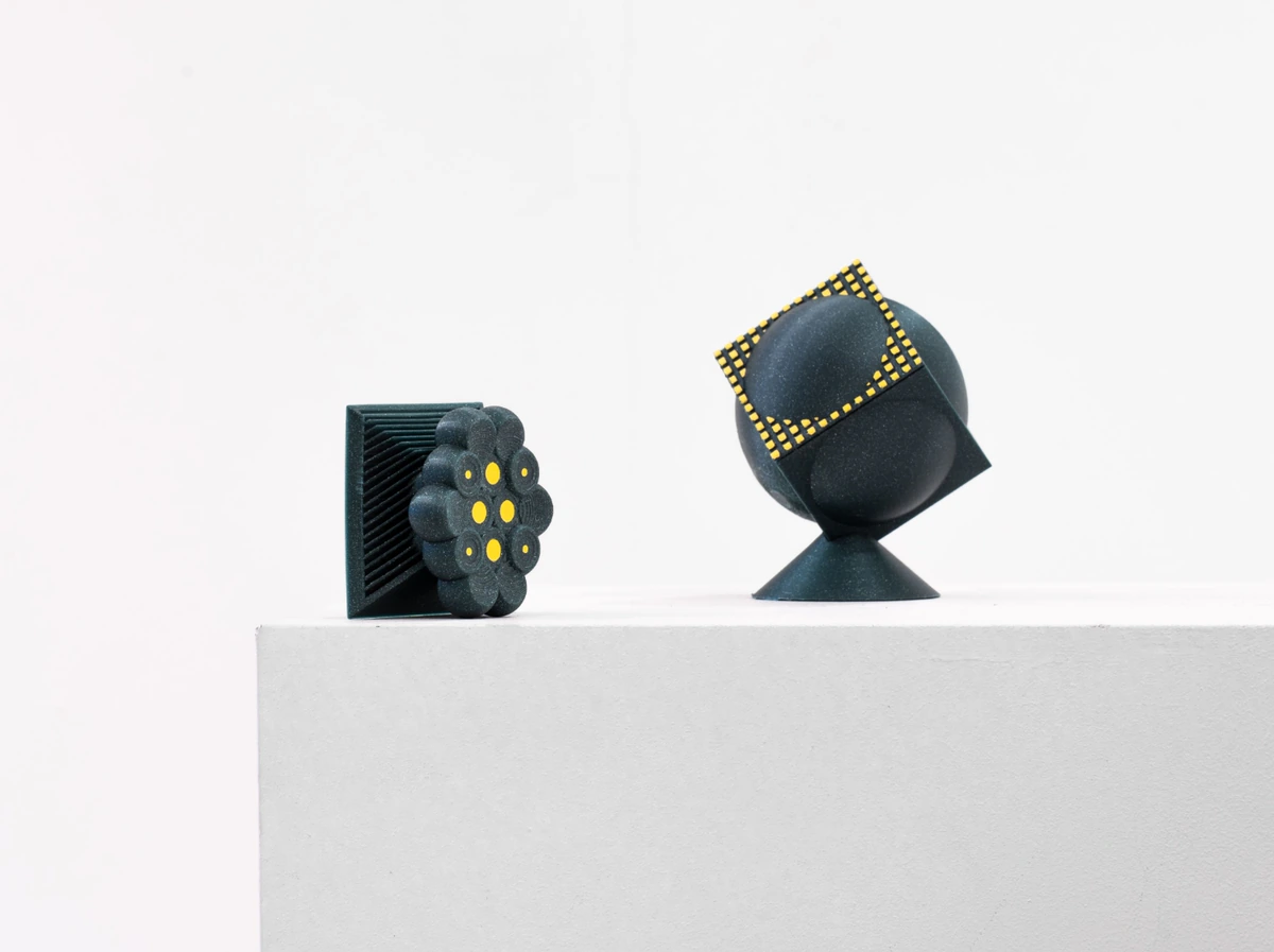 Pulse clock and frequency comber displayed together